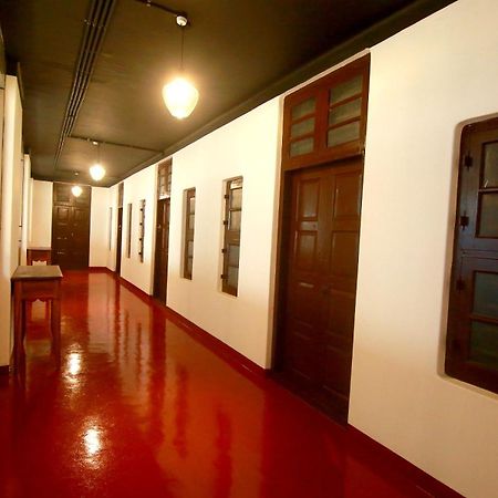 The Metro Pod - Backpackers A/C Dormitory Kochi Екстер'єр фото