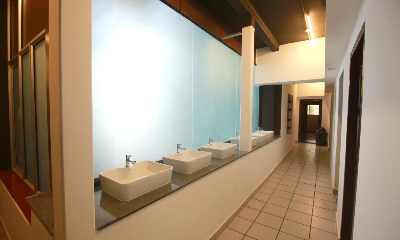 The Metro Pod - Backpackers A/C Dormitory Kochi Екстер'єр фото