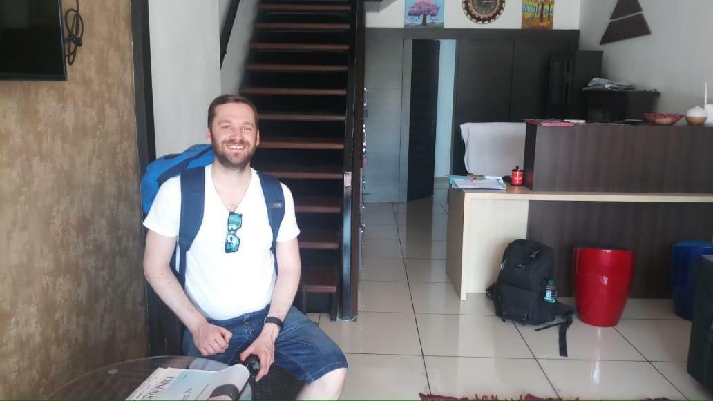 The Metro Pod - Backpackers A/C Dormitory Kochi Екстер'єр фото