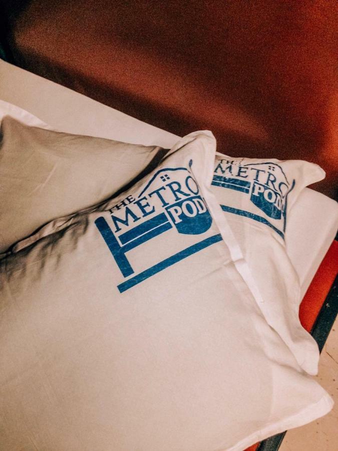 The Metro Pod - Backpackers A/C Dormitory Kochi Екстер'єр фото